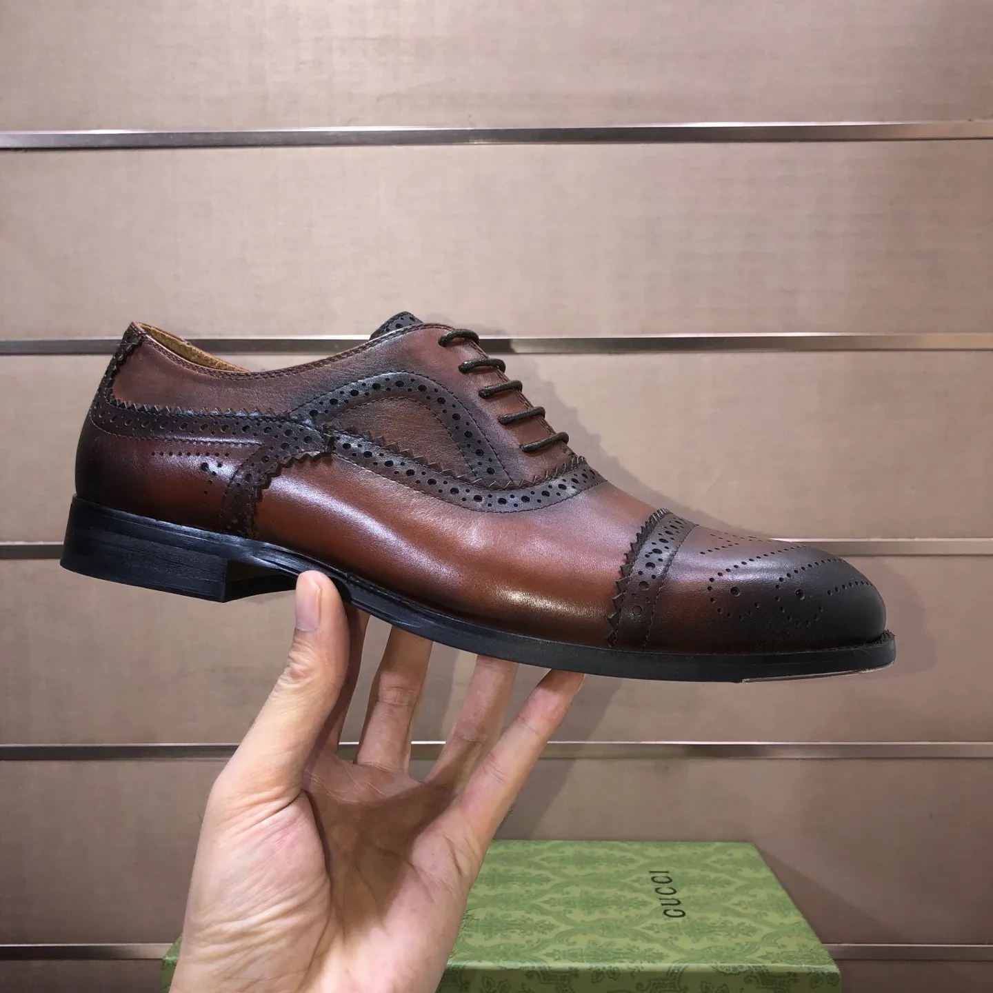 Men's shoes 💰660💰 Brand: GUCCI (Gucci) Standard code: Men's size 38/44 (45/46 can be customized) Grade: Same as the official website Original quality Material: Original cowhide Water-dyed cowhide lining Original rubber outsole Style category: Men's fashionable casual leather shoes Distinguished big-name luxury elements top luxury Color: Actual picture